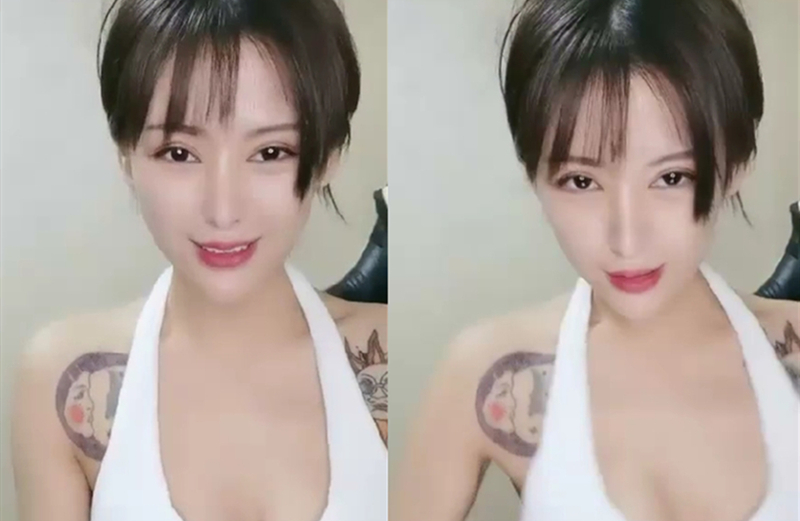 短发酷酷长舌头纹身妹子道具自慰诱惑 椅子上开腿掰穴玻璃棒抽插 微毛粉逼特写非常诱人